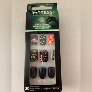 Kiss imPRESS Press on Bleeding Love Short Manicure Halloween Nails - 30 Nails